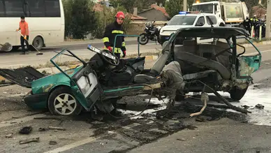 Konya'da hafif ticari aracın çarptığı otomobil ikiye bölündü