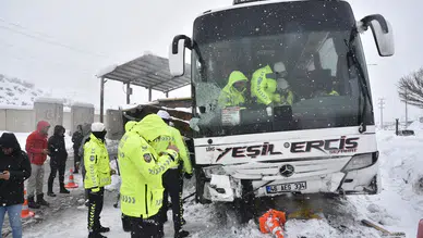 Yolcu otobüsü polis noktasına böyle çarptı