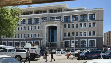 8 yaşındaki kız çocuğuna ütüyle işkence iddiası: Anne dahil 3 kişi tutuklandı