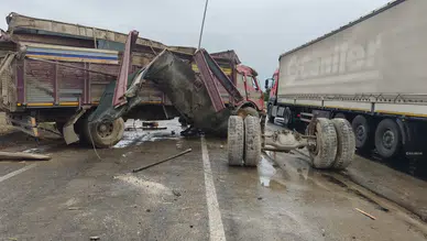 Konya'da kayganlaşan yolda kontrolden çıkan kamyon kaza yaptı