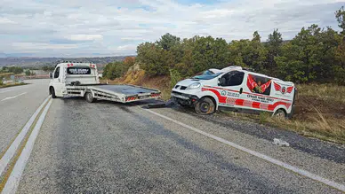 Konya yolunda özel cenaze nakil aracı şarampole devrildi