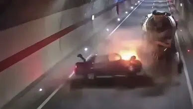Tüneldeki korkunç kaza kamerada: Araç bir anda alev aldı