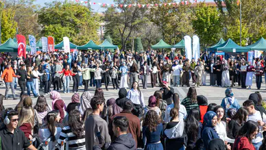 Selçuk Üniversitesinde tanışma şenliği: Halay çekildi, pilav kaşıklandı