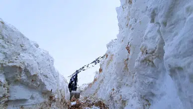 8 metrelik kar tünelleri: İş makinesi içinde kayboldu