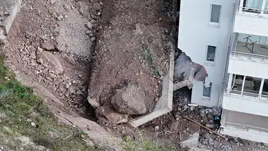 Çöken istinat duvarı evlerin içine girdi: 10 ev tahliye edildi