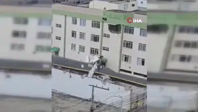 Uçak apartmana çarptı: 4 yaralı