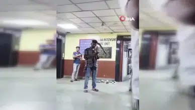 Başına pala saplandı: Genç  adam telefon kullanmaya devam etti