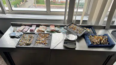 Konya'da kuyumcu soyan hırsızlar kaza yaptı: Odunlardan altın çıktı