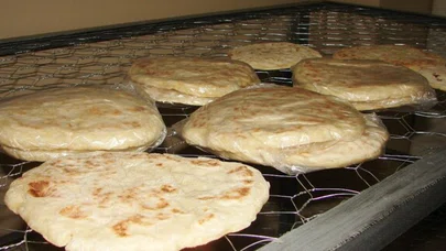 Lokantacılar böyle hazırlıyor ve asla sönmüyor. Lezzetli bazlama yapmanın püf noktası...