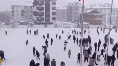 Öğrencilere kar sürprizi. Okul müdüründen 'Kar Topu Savaşı' anonsu