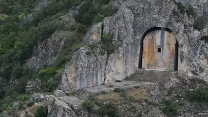 Konya’da Kapısında İncir Ağacının Nöbet Tuttuğu Gizemli Mağara: Kırk Kapı