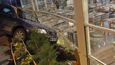 Kontrolden çıkan otomobil kafeteryaya girdi: Saniyelerle kurtuldular