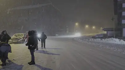 Tatilciler mutlu: Ekipler yolların kapanmaması için aralıksız çalışıyor