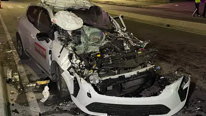 Otomobil park halindeki TIR'a çarptı: 1 ölü, 4 yaralı