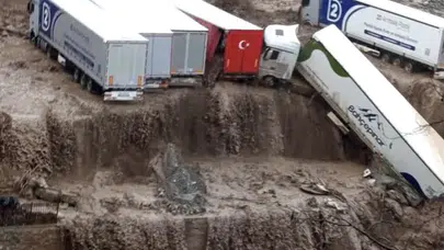Şiddetli sağanak ve dolu yolları göle çevirdi: Meteoroloji uyarmıştı