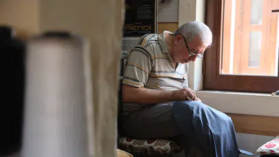 Konya'da 12 metrekarelik dükkanda iğne ile dokuyarak geçen ömür