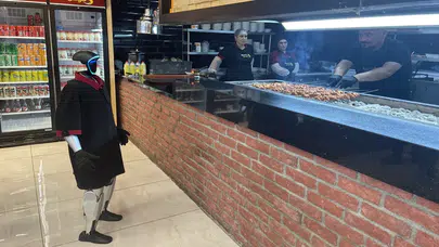 Asgari ücretle işe başladı: Bu garson, müşterilerin ilgi odağı oldu