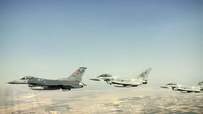 İngiliz Hava Kuvvetleri Komutanı Konya'ya gelerek uçak uçurdu
