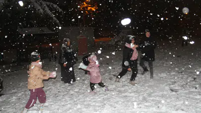 Konya'da kar sevinci: Beyşehir lapa lapa yağan karla beyaza büründü