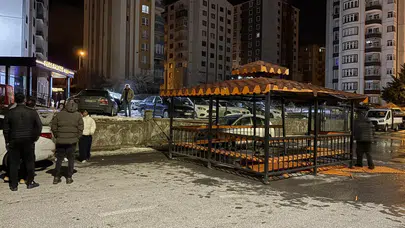 Şiddetli rüzgâr, söktüğü kamelyayı bozmadan yola kondurdu