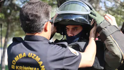 Herkesin kaçtığı şüpheli paketlere canlarını ortaya koyarak yaklaşıyorlar
