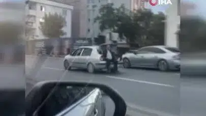 Akıl almaz görüntü: Otomobilin açık bagajında yolculuk yaptı