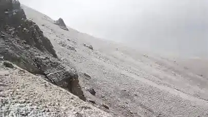 Kar kendini gösterdi: Hava sıcaklığı eksi 9'u gördü, dağın zirvesi bembeyaz oldu