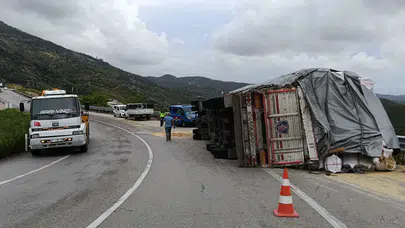 Konya-Antalya Yolu'nda saman balyası yüklü tır devrildi