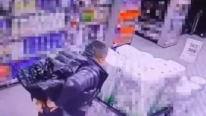 Marketten alkol çaldı, kimse görmeden şişeleri pantolonun içine soktu