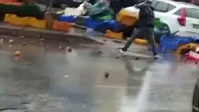 Sinir krizi geçiren manav ortalığı birbirine kattı