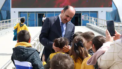 Konya protokolü Bilim Merkezi'nde öğrencilerle buluştu