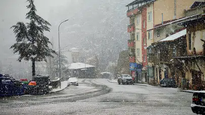 Konyalılar baharı bekliyordu kar geldi: Beyaz bereket yağıyor