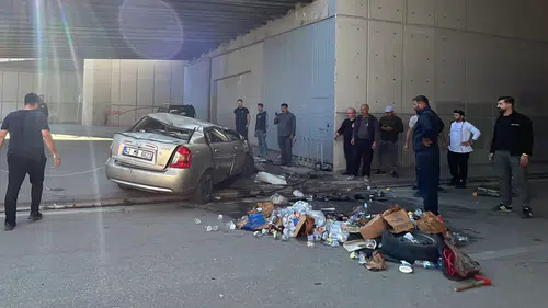 Konya'da otomobil üst geçitten yola düştü: 2 yaralı