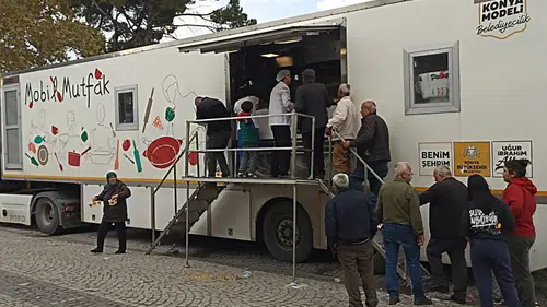 Konya Büyükşehir'den depremzedelere sıcak yemek ikramı