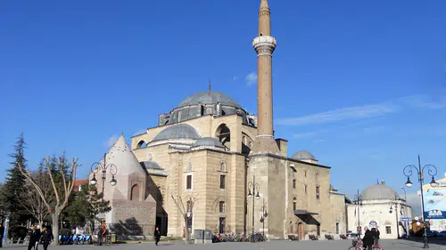 Konya'nın 8 asırlık camisi 9 yıldır tadilatta! Depremle mücadele etti