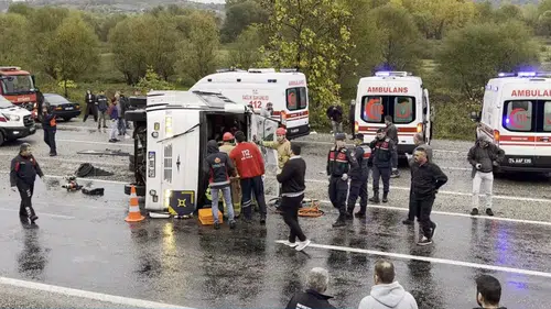 İşçi servisi devrildi: Ölü ve çok sayıda yaralı var