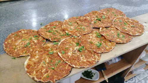 Konya'da bir porsiyon yemek fiyatına 10 adet lahmacun satılıyor