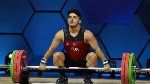 Furkan Özbek Türkiye'yi gururlandırdı:  Rekor kırarak dünya şampiyonu oldu