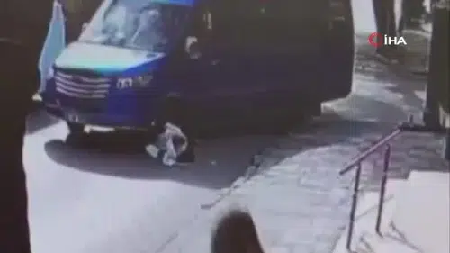 Yolun karşısına geçen kadına minibüs çarptı: Kaza anı kamerada