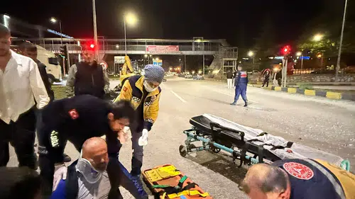 Kırmızı ışıkta bekleyen motosikletli ölümden döndü: İşte o anlar