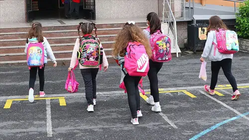 Milyonlarca öğrenci için bugün tarihi bir gün: Bütün okullarda eş zamanlı yapılacak