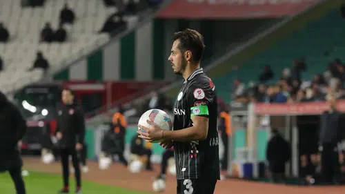 Konyasporlu Yasir kariyerinde bir ilki yaşadı!