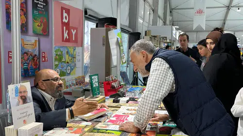 Yazarımız Ali Ulurasba'ya imza gününde yoğun ilgi: BKY kitap fuarının gözdesi oldu