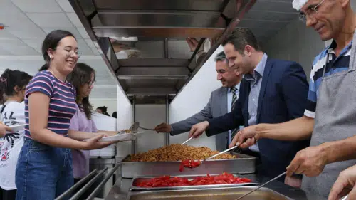 Ülke geneline yaygınlaşır mı? Üniversite öğrencilerine lüks lokantalarda ücretsiz yemek
