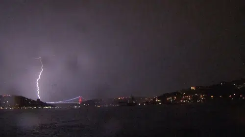 Şimşekler geceyi aydınlattı: İstanbul yıldırımlara teslim oldu, yollar çöktü