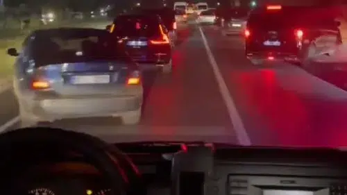 Fermuar sistemiyle ambulansa yol verilmesi sosyal medyada gündem oldu