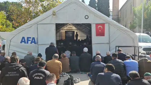 Camilere giremediler: Cuma namazı çadırlarda kılındı