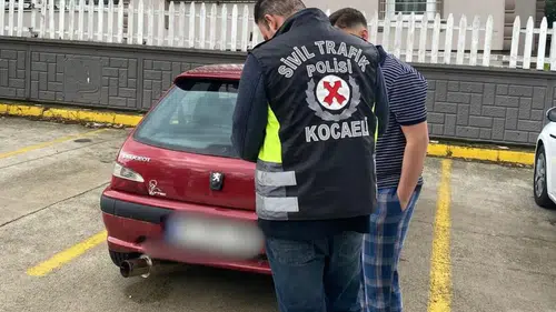 Bundan sonra böyle: Düğün konvoyunda gürültü yapan araca trafikten men