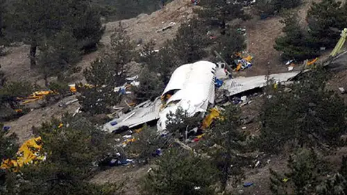 Tarihi felaket: 2 uçak birden düştü, pilotlar hayatını kaybetti