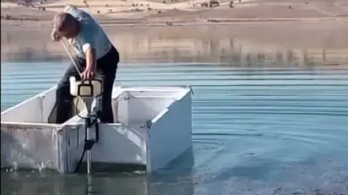 Çöpe atılmıştı: Buzdolabının yüzdüğünü görenler şaşırıyor